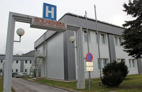 Višje sodišče je razveljavilo odločitev sodišča, po kateri bi 
morala porodnišnica v Postojni zaradi napake porodničarja 
plačati visoko odškodnino. Prvostopenjsko sodišče bo moralo znova odločati.