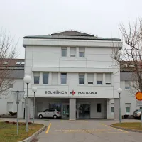 Višje sodišče je razveljavilo odločitev sodišča, po kateri bi 
morala porodnišnica v Postojni zaradi napake porodničarja 
plačati visoko odškodnino. Prvostopenjsko sodišče bo moralo znova odločati. 