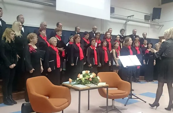 Letošnji kulturni dan Občine Divača je bil pevsko obarvan. Med drugim je nastopil tudi mešani pevski zbor 
Senožeče pod vodstvom Ade Škamperle.