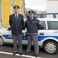 Jožef Muhič in Erik Fabčič sta po letu dni  z delovanjem policijske postaje v Komnu zadovoljna.