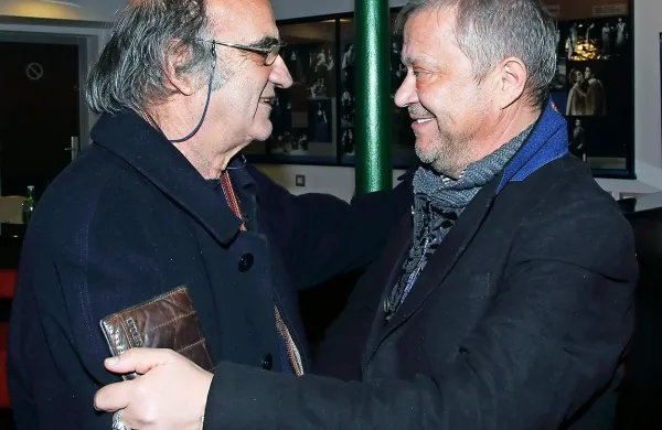 Takole sta se drug drugega razveselila  sarajevski igralec Emir 
Hadžihafizbegović (desno) in mojster fotografije Radovan 
Čok, sodelavca pri filmu Čefurji raus! Gorana Vojnovića.  