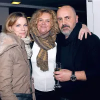 Gledali&scaron;če pod žarometi, v ozadju pa David