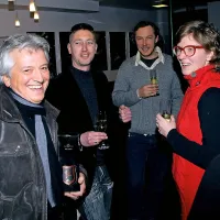 Gledali&scaron;če pod žarometi, v ozadju pa David
