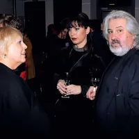 Gledali&scaron;če pod žarometi, v ozadju pa David