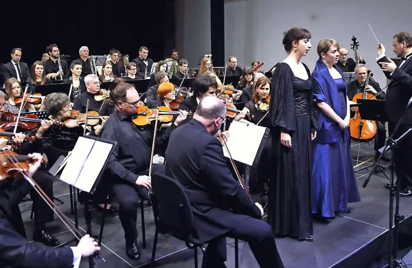 Obalni komorni orkester s solistkami je s svojim koncertom 
do zadnjega kotička napolnil dvorano sv. Frančiška. 