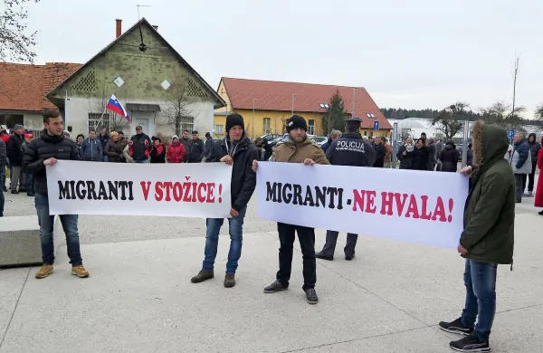 Več kot 200 ljudi se je zbralo na protestu pred občinsko 
stavbo v Kidričevem ob obisku državnega sekretarja Boštjana Šefica, ki je prišel pojasnjevati načrte države, da bi v 
tamkajšnjih vojaških objektih morda postavila namestitveni 
center za begunce.