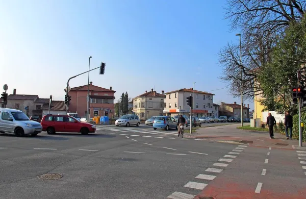 Pri Hrastu naj bi v letošnjem letu zgradili krožišče za boljo 
pretočnost. 
