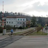 Na občini so prepričani, da bi z gradnjo zahodne ceste, zaradi 
katere bi morali pod Kostanjevico zgraditi še en predor, 
odpravili težave zaradi preobremenjene Vojkove ceste. 