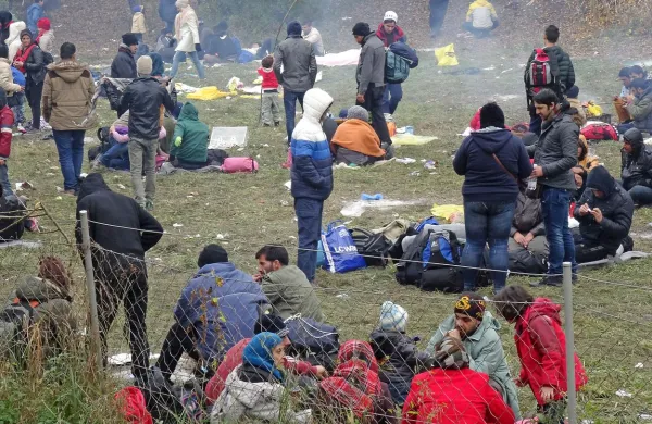  Avstrija bo od konca prihodnjega tedna preko svojega 
ozemlja pustila le še tiste begunce, ki bodo hoteli zaprositi za 
azil v Nemčiji, ne pa tudi v drugih državah, kot je na primer 
Švedska.