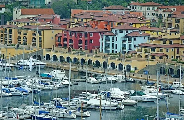 Apartmajski kompleks marine Sv. Roka v Miljah je naprodaj.