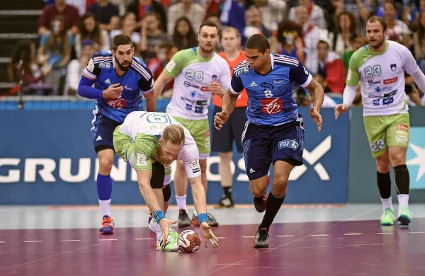 Nikola Karabatić (levo v modrem dresu) in Daniel Narcisse (v 
sredini) bosta tudi na Poljskem med glavnimi aduti francoske 
reprezentance.