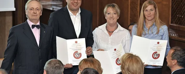 Dr. Edvard Kobal (levo) je priznanje Prometej znanosti za Primorski vrtiček podelil dr. Dunji Bandelj (Univerza 
na Primorskem), Patriciji Pirnat (Agraria Koper) in Sašu Dravincu (Primorske novice).