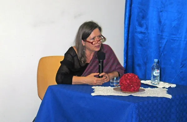 Vesna V. Godina v bistriški knjižnici o zablodah postsocializma.