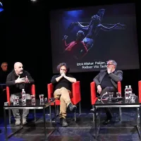   V koprskem gledališču so se o moči in družbeni vlogi teatra danes pogovarjali (z leve): Emir Hadžihafizbegović, Predrag Lucić, 
Kokan Mladenović, Vito Taufer, Marko Sosič, Iztok Mlakar in Jaka Ivanc.
