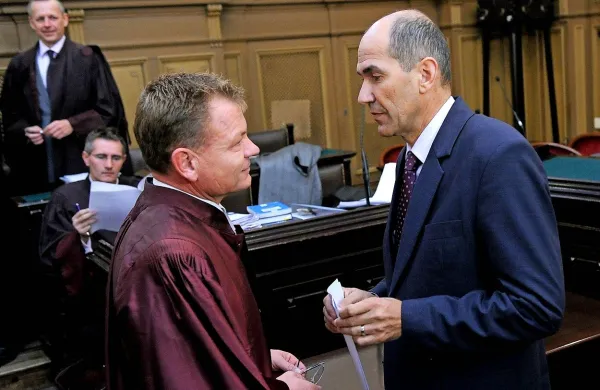 Zadnji manever pri prodaji zemljišča v Trenti, nekoč v lasti 
predsednika SDS Janeza Janše, še ne pomeni, da v tej 
zadevi ni bilo kaznivega dejanja in nezakonite premoženjske 
koristi, je za Delo ocenil direktor Nacionalnega preiskovalnega urada Darko Majhenič.