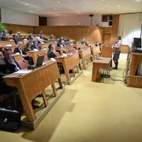Župani so bili včeraj v državnem zboru slabe volje, ker ne 
dosežejo, da bi jim ministrstvo za finance namenilo višje 
povprečnine.