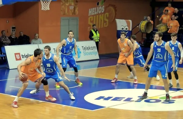 Portoroškim košarkarjem (v modrih dresih) v Domžalah ni 
uspelo presenetiti.