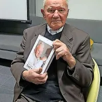 Viktor Saksida s svojo knjigo Svet v prgišču