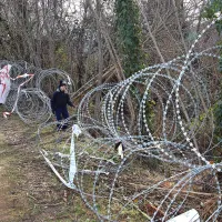 Na pohodu za mir ob žici na Dragonji le pe&scaron;čica udeležencev