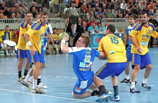Matej Gaber (z žogo) je bil s petimi goli najboljši strelec 
slovenske reprezentance na uvodnem dvoboju evropskega 
prvenstva proti Švedski.