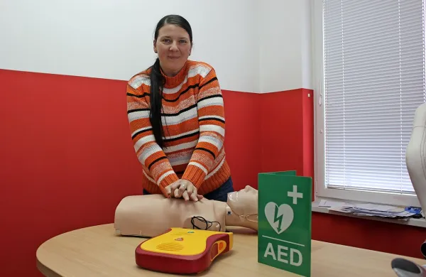 Petra Šajn pravi, da si želijo čim več ljudi izobraziti o uporabi 
defibrilatorja in temeljih postopkih oživljanja. 