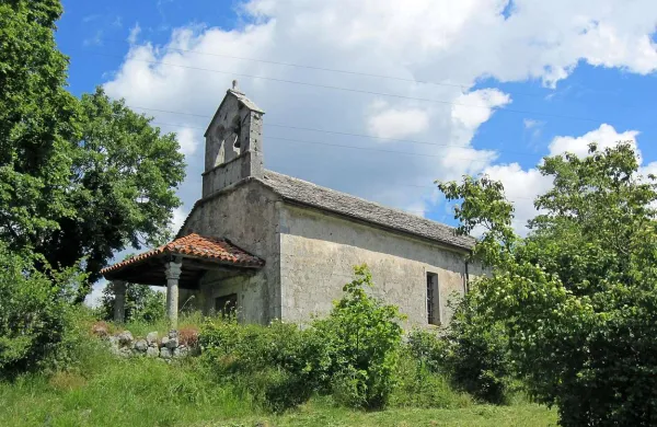 Divaška občina je v letošnjem proračunu sicer  povišala postavko za obnovo cerkva, vendar 
nihče ni omenjal morebitne obnove cerkvice v Gradišču, ki bi zaradi svoje zgodovinske 
vrednosti in znamenitih fresk   lahko bila eden od paradnih konjev divaškega turizma, za kar se 
je v prejšnjem mandatu zavzemal pokojni občinski svetnik Alojz Mahorčič.  