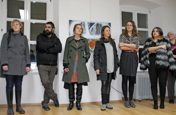 Na razstavi Mozaik v Lokarjevi galeriji  svoja dela predstavljajo (z leve): Kristina Rutar, Simao Bessa, Nika Šimac, 
Tea Curk Sorta, Teja Tegelj in  Hana Karim. 