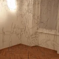 Tea Curk Sorta je  lebdečo kompozicijo ženskih figur v plesu 
poimenovala Rojenje.  