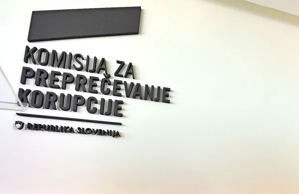 KPK preverja domnevne nepravilnosti pri izplačevanju dodatka za stalno pripravljenost .