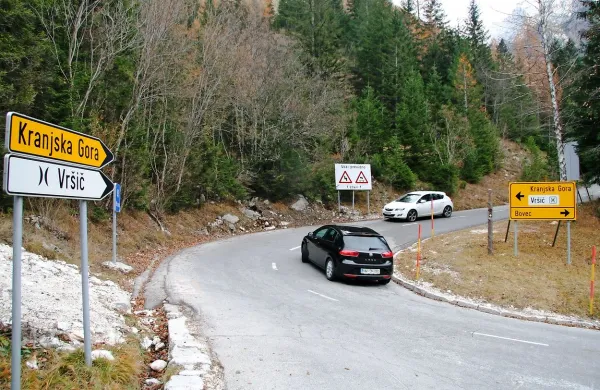 Manjše parkirišče bodo uredili pri odcepu ceste proti  izviru 
Soče. 