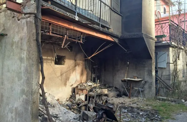 Ogenj je včeraj v Pučah k sreči uničil le pročelje in predmete 
na dvorišču stare istrske hiše, ni pa prodrl v notranjost. 