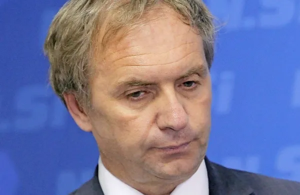 To bi storili z ustanovitvijo nacionalne garde, v katero bi se po 
besedah predsednika odbora za obrambo pri strokovnem 
svetu SDS Aleša Hojsa vključevali domoljubni prostovoljci, 
stari med 18 in 35 let, obeh spolov. Nacionalna garda bi štela 
do 25.000 gardistov, formirana pa bi bila na pokrajinski 
osnovi. 