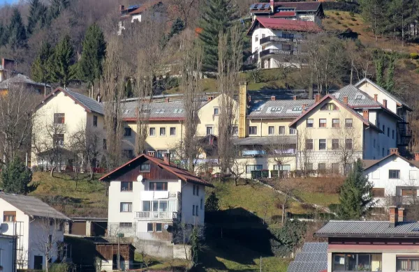 Ogromna stavba bivšega dijaškega doma prehaja v last 
občine, ki pa nima denarja za nujno obnovo.


