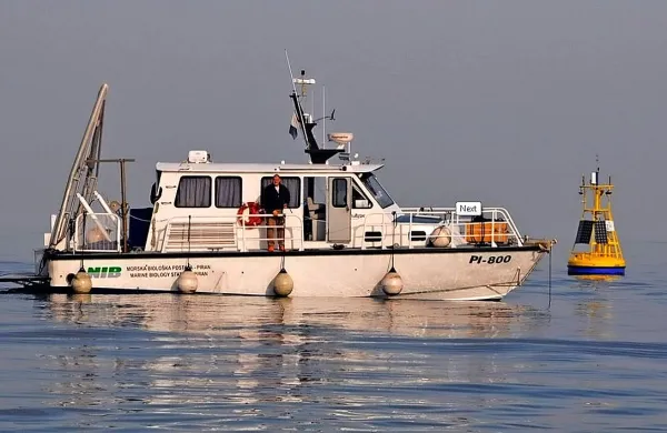 Raziskovalno plovilo morske biološke postaje (na fotografiji 
ob oceanografski boji v našem morju) je že precej dotrajano, 
pravijo na Nacionalnem inštitutu za biologijo