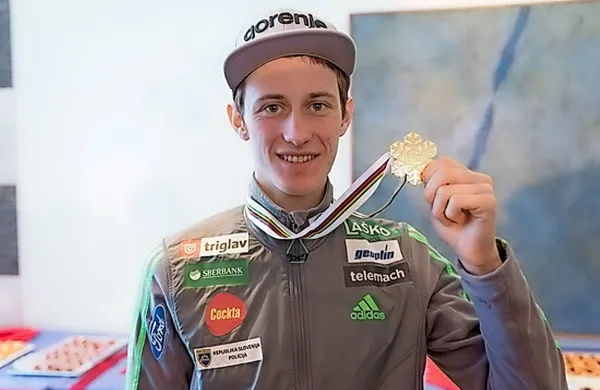 Peter Prevc je zlato kolajno s svetovnega prvenstva v poletih 
včeraj že razkazoval predvsem domačim sponzorjem.