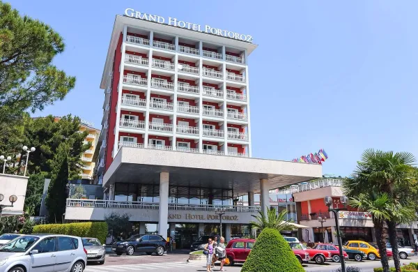 Obtoženi tat naj bi vstopil v recepcijo hotela, se razgledal, 
izbral žrtev, počakal, da je šla Italijanka po zajtrk, in ji z njene 
mize preprosto vzel torbico. 