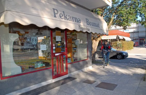 V soboto zvečer je  neznani ropar počakal, da sta prodajalki zaprli pekarno. Ukradel je dnevni izkupiček in blagajniški minimum. 

