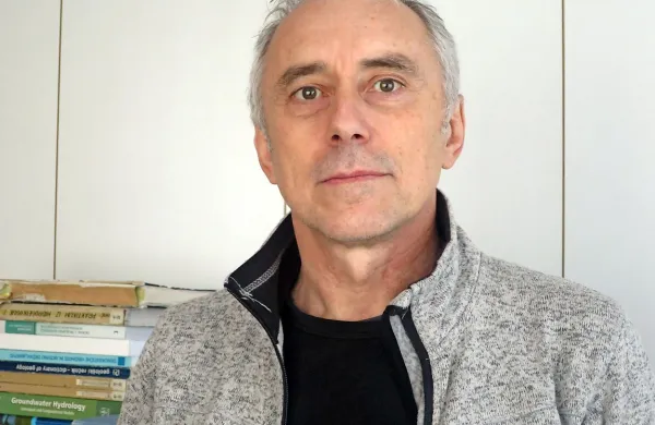 Jože Janež: “Nikoli še noben avtor ni vprašal za 
honorar. Razgledi so revija s tradicijo in 
prostovoljstvo je njen stalni sopotnik.  Zelo širok 
krog pišočih to ve, revijo spoštuje in je v njej 
pripravljen objavljati.” 