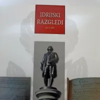 Na naslovnici jubilejne izdaje se družita ruski polihistor 
Lomonosov  in čipka - krizantema. 