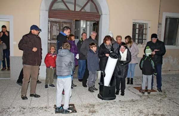 Številni so si skozi teleskop z zanimanjem ogledali Luno in 
zvezde  v Orionovem biču.
