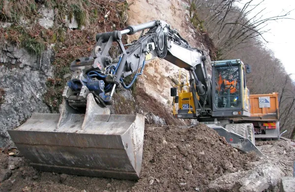  Včeraj so še odstranjevali ostanke 200 kubičnih metrov 
materiala, ki je  z miniranjem padel na cesto in v dolino.