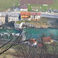 Večja skala se je skotalila po strmem pobočju navzdol proti 
hišam, a jo je “ujel” jarek, ki so ga prav iz varnostnih razlogov 
izkopali izvajalci miniranja. 