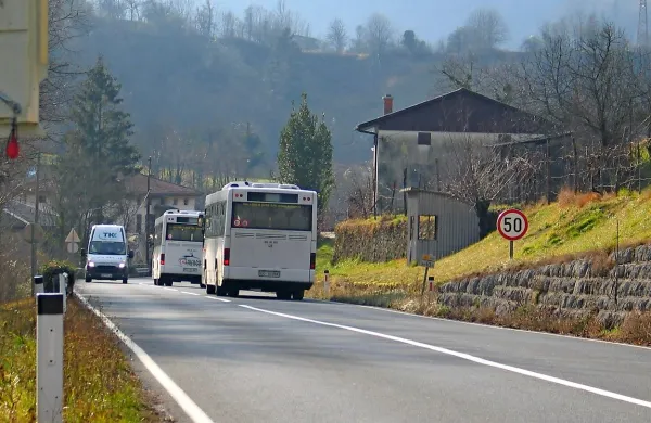  Za postajališče, ki so ga na papirju naredili že davno, se v Ajbi 
še zmeraj lahko le obrišejo pod nosom.
