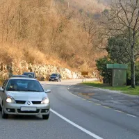 Leta in leta že ljudje v Plavah na avtobus proti Tolminu čakajo 
“kar nekje” tik ob skalah južno od vasi (na sliki levo). Jih bo 
tega kmalu rešilo postajališče na vozišču sredi naselja? 