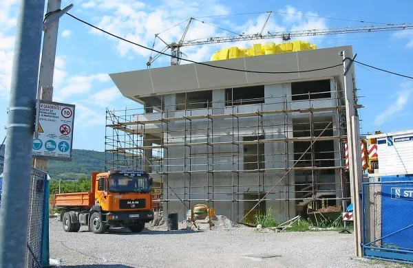Takšna, kakršna je bila leta 2008, je stavba v izolski industrijski coni tudi ostala. Lastnik Tedy Pavlovski išče najemnika ali kupca, ki bi jo moral tudi dokončati.