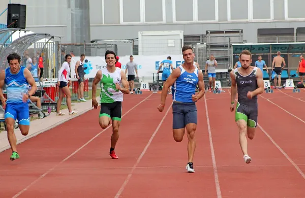 Sprinter AK Gorica Enej Leban (tretji z leve) je  bil lani 
dvoranski mladinski državni prvak  in reprezentant na  EP.