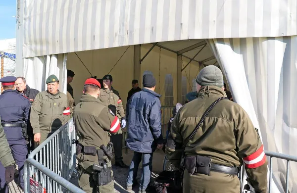  Če bodo migranti zaprosili za azil v Avstriji ali Nemčiji, bodo 
večinoma lahko potovali naprej, če ne, bodo morali nazaj.