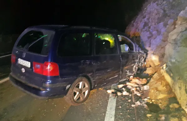 Nesrečo je povzroči voznik iz BiH, ki je  z enoprostorcem 
švicarske registracije prehiteval tovornjak.