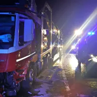 Voznik tovornjaka, ki je prevažal avtomobile, se je umikal in trčil v kamnito brežino.