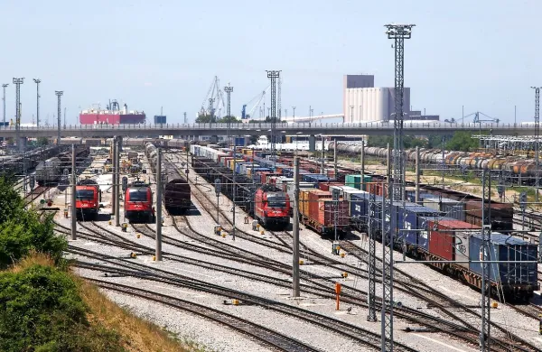 Koprska proga ima tehnično zmogljivost 80 vlakov na dan, a 
že zadnjega leta jih po njem vsak dan vozi med 90 in 100 
tovornih in potniških vlakov ter samih lokomotiv. 